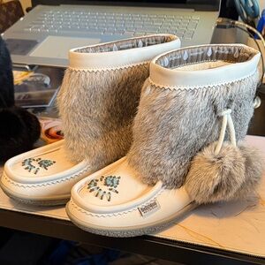 Soft Moc, Ladies, White Leather,  Fur Boots with Pom-Poms. Size 7. NEW